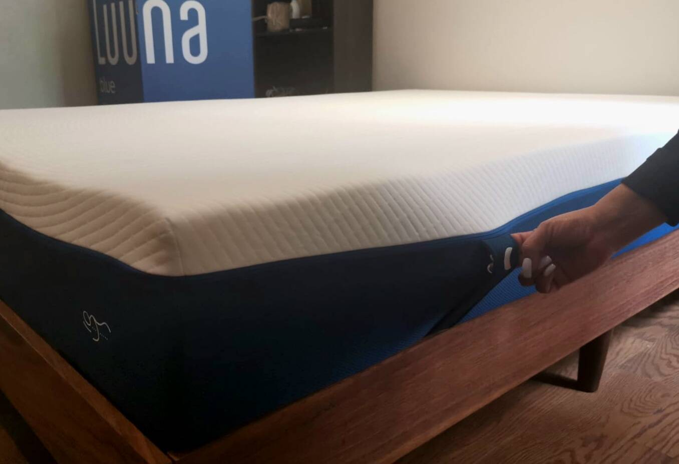 O Luuna Blue vem com uma alça que torna o manuseio do colchão muito prático. 
